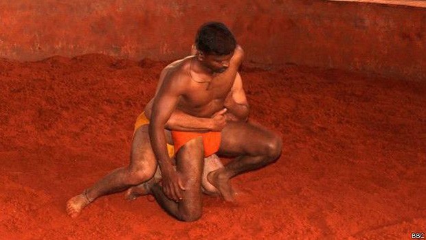 Praticada na lama, maati kushti atrai jovens pobres que buscam melhorar de vida (Foto: BBC)