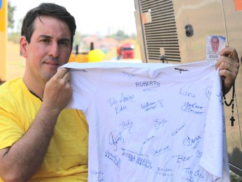 Romeiro agradece a cura de uma doença caminhando até o Santuário Nacional em Aparecida. (Foto: Carlos Santos/G1)