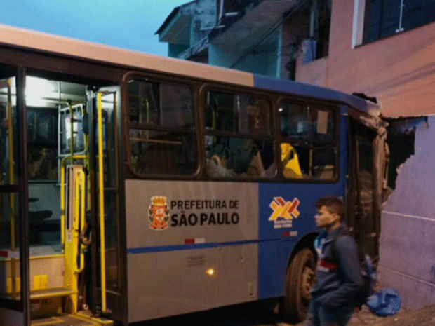 Ônibus bate em casa na Zona Norte de São Paulo (Foto: Reprodução/ TV Globo)