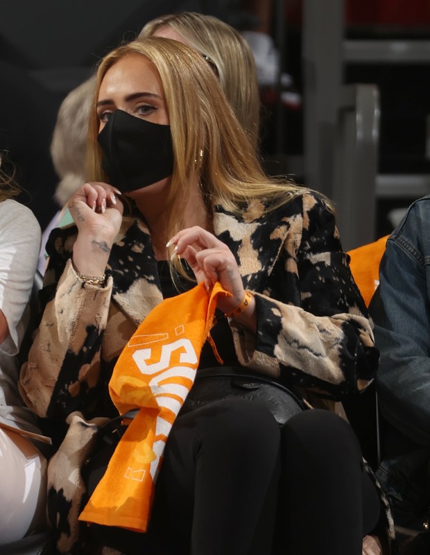 Adele torce em jogo de basquete (Foto: Getty Images)