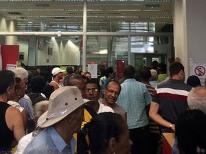 Agência em Salvador ficou lotada logo após abertura nesta sexta-feira (Foto: Andréa Silva/TV Bahia)
