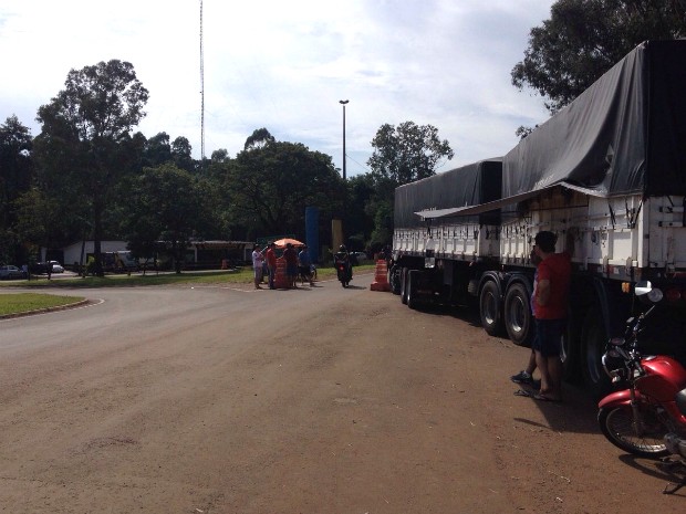 Em Francisco Beltrão, caminhoneiros estão concentrados em frente ao posto da PRE, na PR-483. (Foto: Michelli Arenza / RPC)