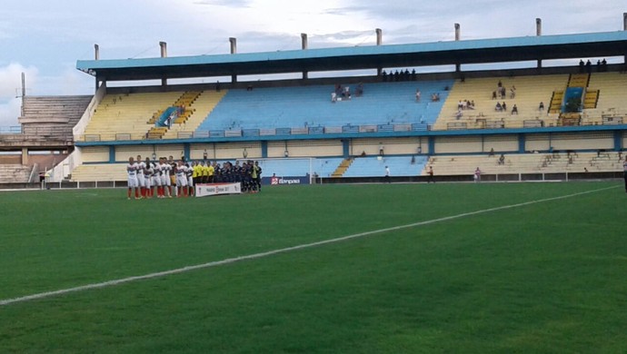 Poucos torcedores foram ao estádio Colosso do Tapajós (Foto: Bena Santana/94 FM)