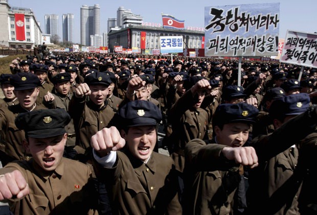 Norte-coreanos fazem manifestação de apoio ao governo do país nesta sexta-feira (29) (Foto: Jon Chol Jin/AP)