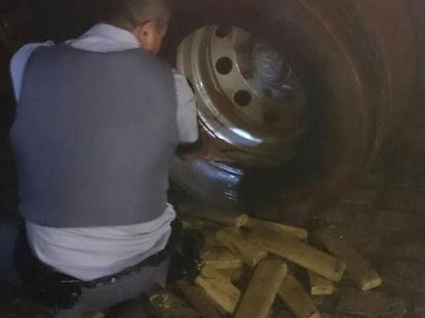 Droga estava escondida nos pneus do caminhão parado em Bauru  (Foto: Polícia Rodoviária / Divulgação)