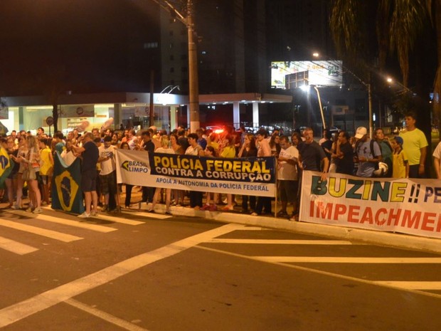 Grupo protesto no cruzamento das avenidas Presidente Vargas e João Fiúsa, em Ribeirão Preto (Foto: Rodolfo Tiengo/G1)