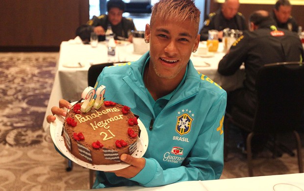 neymar brasil bolo aniversário (Foto: Mowa Press)