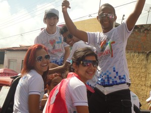 Jovens participam da caminhada pela paz e evangelização. (Foto: Patrícia Andrade/G1)