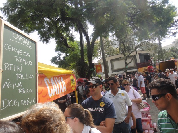 Cachorros-quente é vendido por R$ 6,00  (Foto: Bibiana Dionísio/ G1 PR)