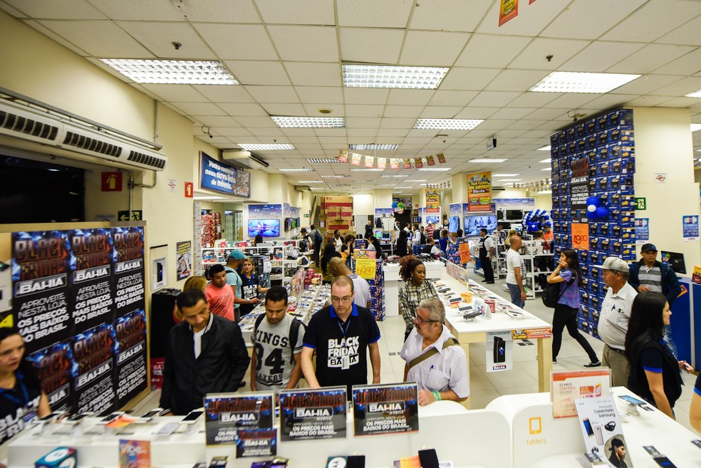 Consumidores procuram ofertas em loja de varejo em São Paulo (Foto: Flavio Moraes/G1)