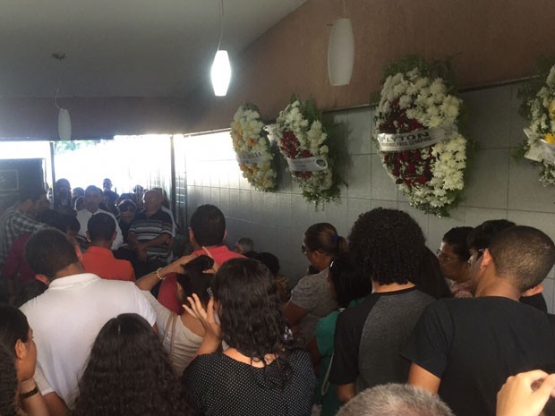 Estudante da Rural que morreu após acidente no Cais de Santa Rita foi enterrado no Recife (Foto: Ronan Tardin / TV Globo)