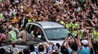 Carro do Papa foi cercado
por multidão (Nestor J. Beremblum/Brazil Photo Press/Estadão Conteúdo) Carro do Papa foi cercado
por multidão (Nestor J. Beremblum/Brazil Photo Press/Estadão Conteúdo)