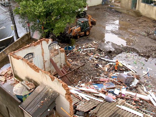 Prefeitura faz limpeza de terreno após casa desabar em Vitória (Foto: Reprodução/ TV Gazeta)