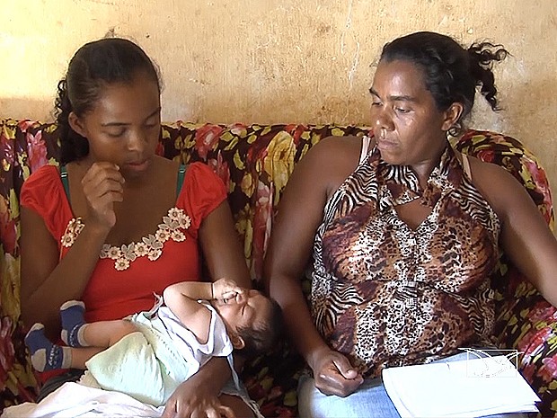 Família vive drama enquanto não consegue atendimento para bebê (Foto: Reprodução / TV Mirante)