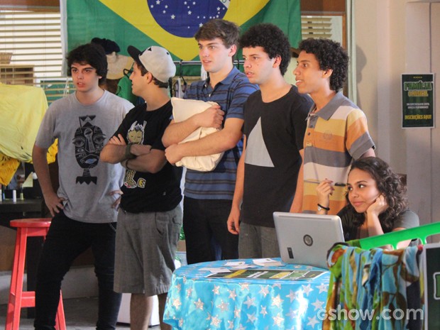 Eles ficam imóveis, sem reação (Foto: Malhação / TV Globo)