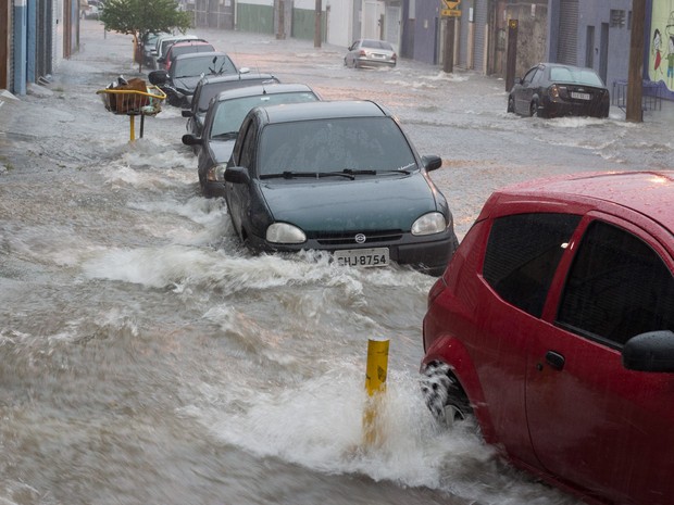 Chuva forte causa ponto de alagamento na Rua Jaboticabal, na Vila Bertioga, zona leste de São Paulo (Foto: Nando Matheus/Raw Image/Estadão Conteúdo)