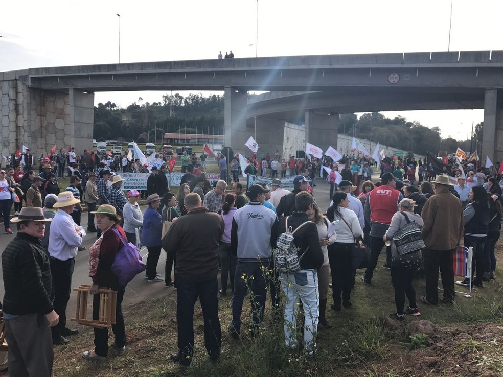 Manifestantes se reúnem na BR-282 em Chapecó  (Foto: Isabella Fernandez/RBS TV)
