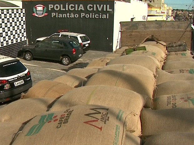 Carga avaliada em R$ 94 mil foi encontrada em chácara em Franca, SP (Foto: Márcio Meireles/EPTV)