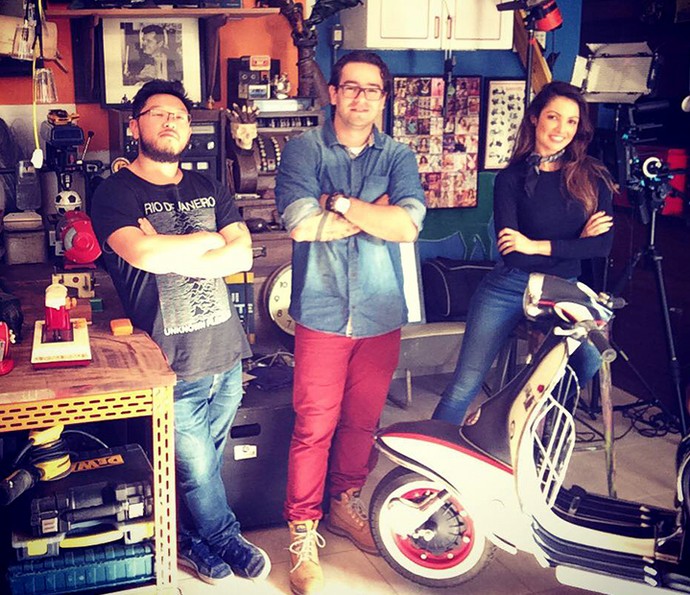 Assistente de direção Leo Takahashi, Fábio Basso e Patrícia Poeta vasculham garagem (Foto: Reprodução)