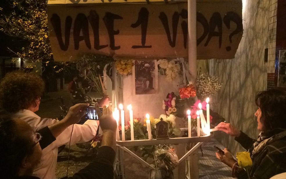 Manifestantes pedem justiça e homenageiam o carroceiro Ricardo Teixeira Santos na Rua Teodoro Sampaio, na Zona Oeste de São Paulo, onde foi morte nesta quarta-feira (12) (Foto: Livia Machado/G1)