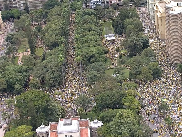 Praça da Liberdade tem 24 mil pessoas no protesto que pede o impeachment da presidente Dilma, segundo a Polícia Militar (Foto: Reprodução/TV Globo)