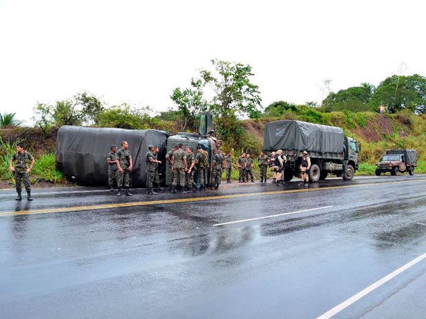 Caminhão do Exército tomba na BR-101, na entrada de Muritiba, na Bahia (Foto: Anderson Bella / Midia Recôncavo)