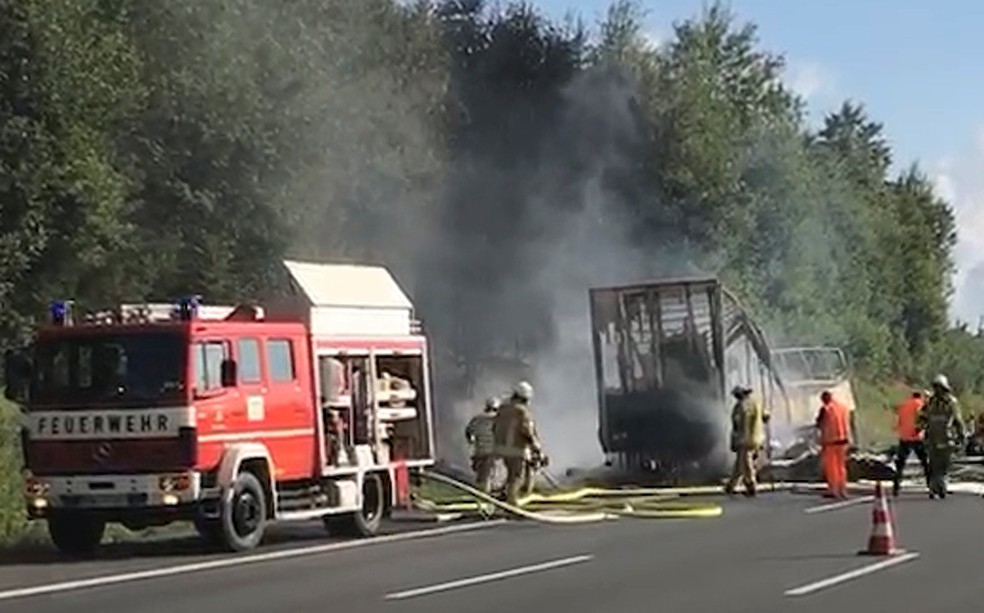 Bombeiros trabalham para apagar o incêndio do ônibus em que estavam 48 pessoas (Foto: News 5/Reuters)