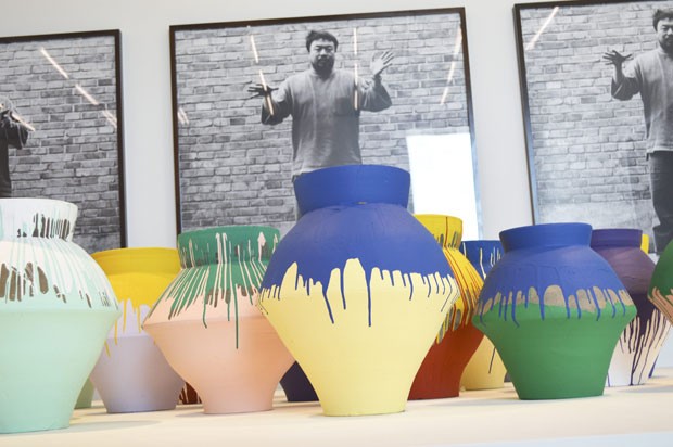 Vasos do artista dissidente chinês Ai Weiwei que estão expostos em museu de Miami (Foto: Zachary Fagenson/Reuters)