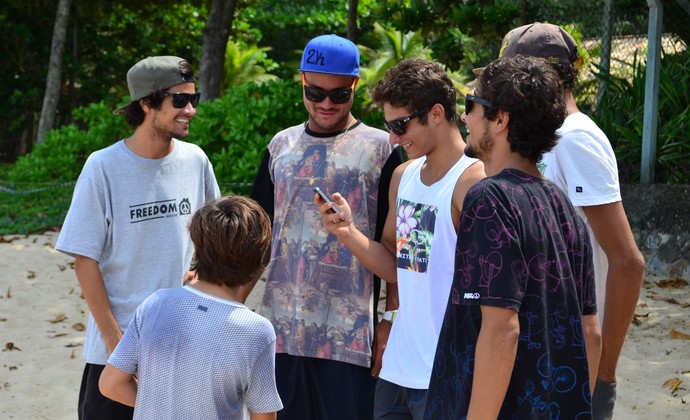 Amigos Filipe Toledo surfe Ubatuba (Foto: Danilo Sardinha/GloboEsporte.com) Amigos Filipe Toledo surfe Ubatuba (Foto: Danilo Sardinha/GloboEsporte.com)