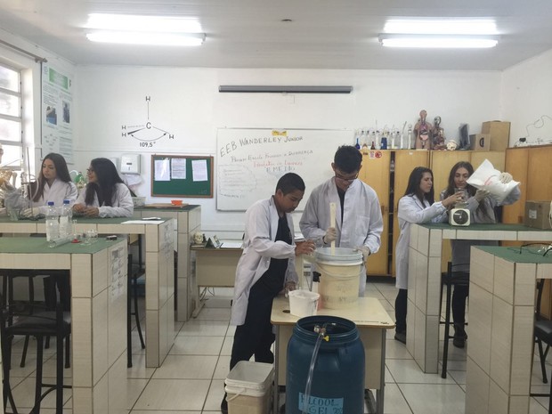 Escola tem economia de 200% ao produzir materiais de higiene em sala de aula (Foto: Mayara Vieira/ RBS TV)