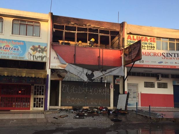 Bombeiros dentro de apartamento que pegou fogo na Asa Norte, no centro de Brasília (Foto: Jéssica Nascimento/G1) Bombeiros dentro de apartamento que pegou fogo na Asa Norte, no centro de Brasília (Foto: Jéssica Nascimento/G1)