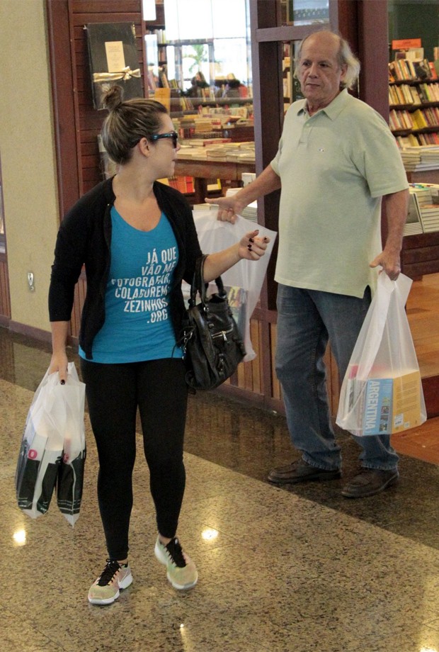Fernanda deixou loja cheia de sacolas e ainda contou com ajuda (Foto: Wallace Barbosa/AgNews)