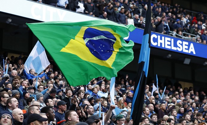 Bandeira do Brasil nomeio da torcida do Chelsea no clássico inglês (Foto: reuters)