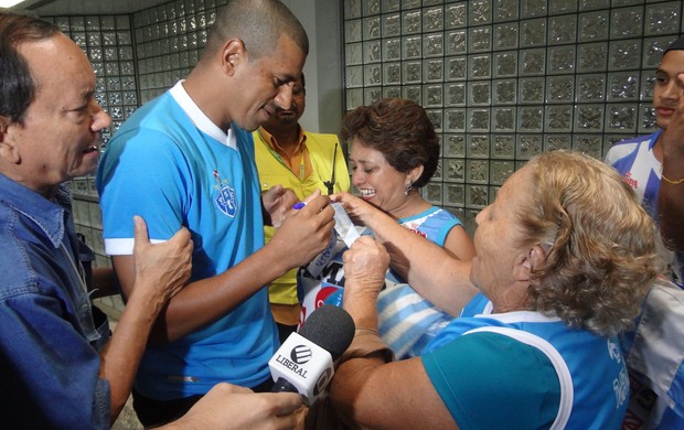 Lecheva foi muito festejado pela torcida (Foto: Jorge Sauma / GLOBOESPORTE.COM)