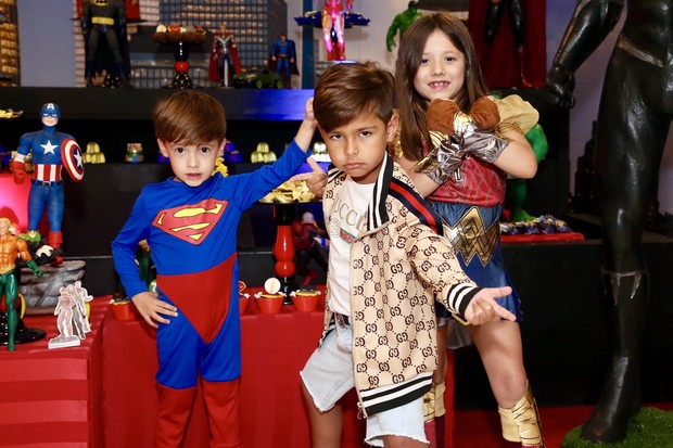 Giovanna e Pawel com o primo Henry, filho de Simone e Kaká Diniz (Foto: Manuela Scarpa/Brazil News) Giovanna e Pawel com o primo Henry, filho de Simone e Kaká Diniz (Foto: Manuela Scarpa/Brazil News)