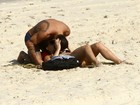 Ex-BBB Yuri troca beijos com a namorada na praia 