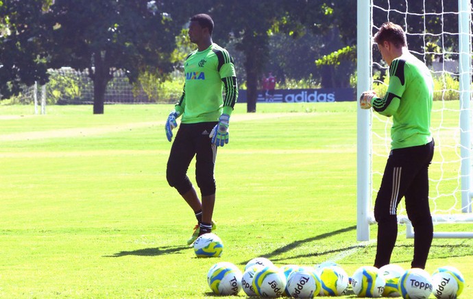 Felipe e Luan goleiros no treino do Flamengo (Foto: GLOBOESPORTE)
