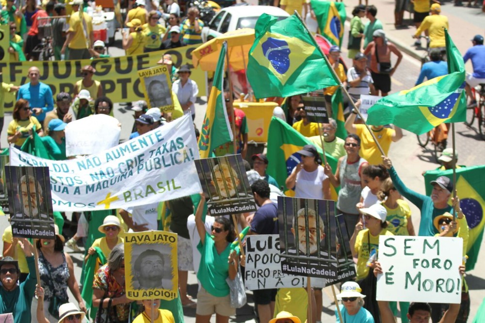 RECIFE: Manifestantes se uniram em protesto contra a corrupção e em apoio à Lava Jato na Zona Sul do Recife, neste domingo (26) (Foto: Marlon Costa/Pernambuco Press)