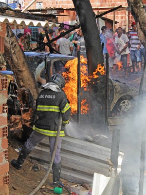 Moradores combatem incêndio em favela de Piracicaba (Foto: Paulo Gomes/Amigos da Fotografia de Piracicaba)