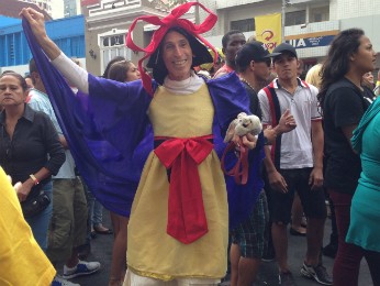 Carlos Daetschman gostou da mudança do pré-carnaval para a Avenida Marechal Deodoro (Foto: Thais Skodowski/ G1)