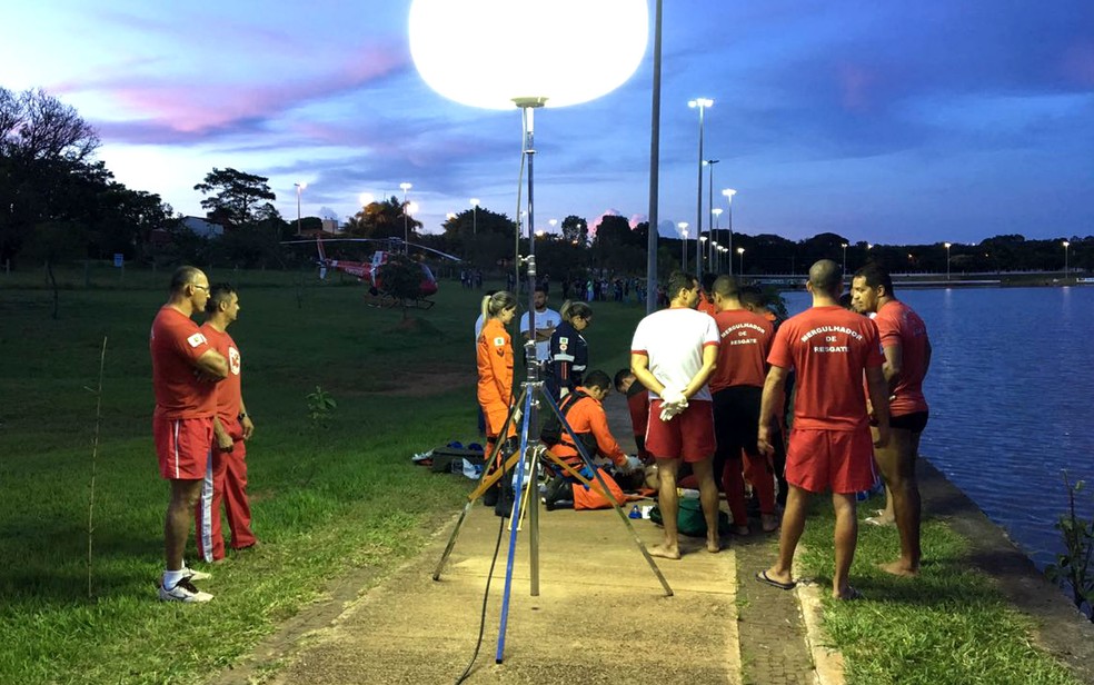 Corpo de Bombeiros tenta reanimar homem de 42 anos que se afogou na lagoa de Brazlândia, no Distrito Federal (Foto: Corpo de Bombeiros/Divulgação)
