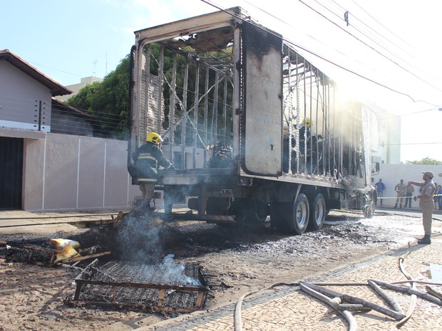 Caminhão baú carregado de colchões pegou fogo após encostar em fio (Foto: Catarina Costa / G1 PI)