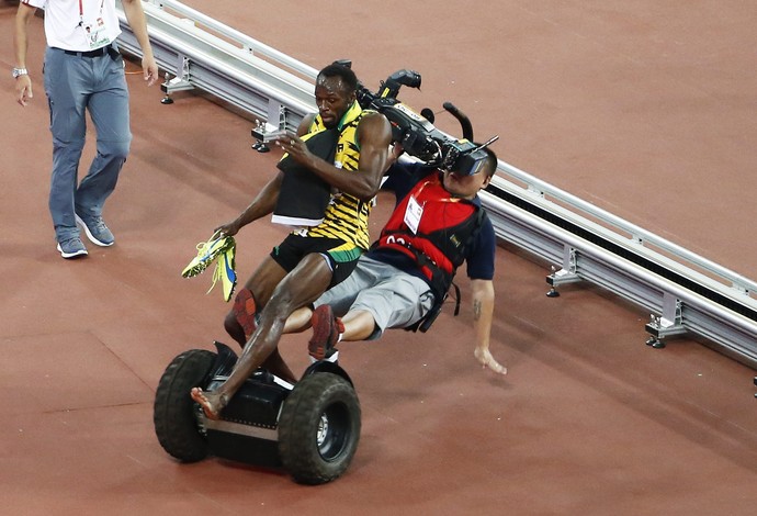Usain Bolt é atropelado por câmera em segway após final dos 200m do Mundial de Atletismo (Foto: Reuters)