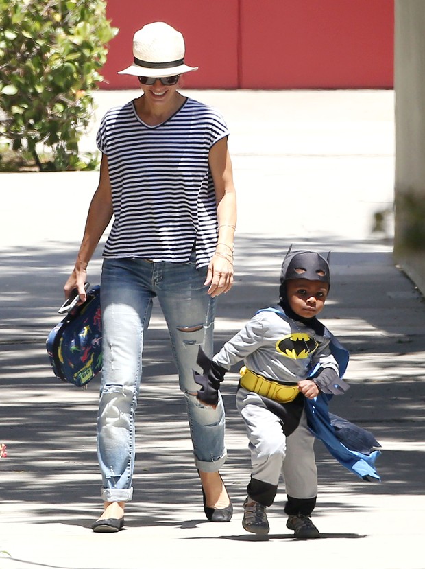 Filho de Sandra Bullock se veste de Batman para passeio (Foto: Splash News)