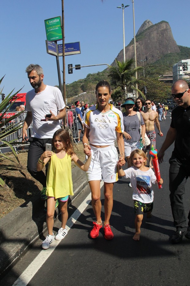 Alessandra Ambrósio com o s filhos (Foto: Wallace Barbosa e J Humberto/ Ag. News)