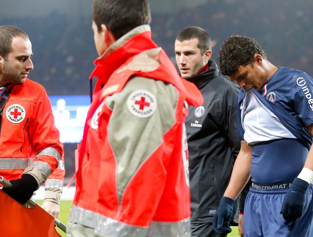 Thiago Silva lesionado na partida do PSG (Foto: Reuters)