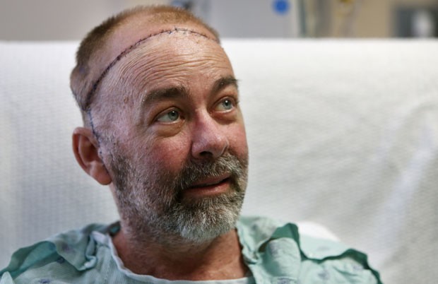 Jim Boysen descansa em seu quarto de hospital, em foto feita na quarta-feira (7) (Foto: Mayra Beltran/Houston Chronicle/AP)