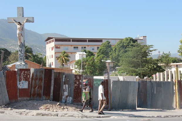 Após um período em que o prédio permaneceu em ruínas, foi realizado recentemente a limpeza do terreno e a previsão é que uma nova igreja seja construída em breve. Enquanto isso, em um terreno nos fundos, a paróquia mantém suas atividades em um local impro (Foto: Renato Machado/G1) Após um período em que o prédio permaneceu em ruínas, foi realizado recentemente a limpeza do terreno e a previsão é que uma nova igreja seja construída em breve. Enquanto isso, em um terreno nos fundos, a paróquia mantém suas atividades em um local impro (Foto: Renato Machado/G1)