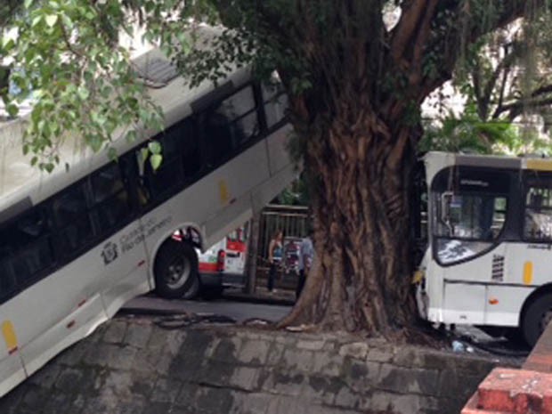 Acidente com dois ônibus deixa feridos no Leblon, Rio (Foto: Manuela Mattos/TV Globo)