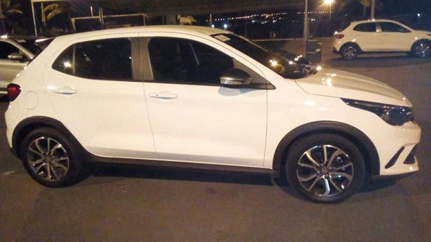 Fiat Argo Vazam Novas Fotos Do Hatch Com Tres Diferentes Cores Cap Caixeta Auto Pecas 34 3832 7001